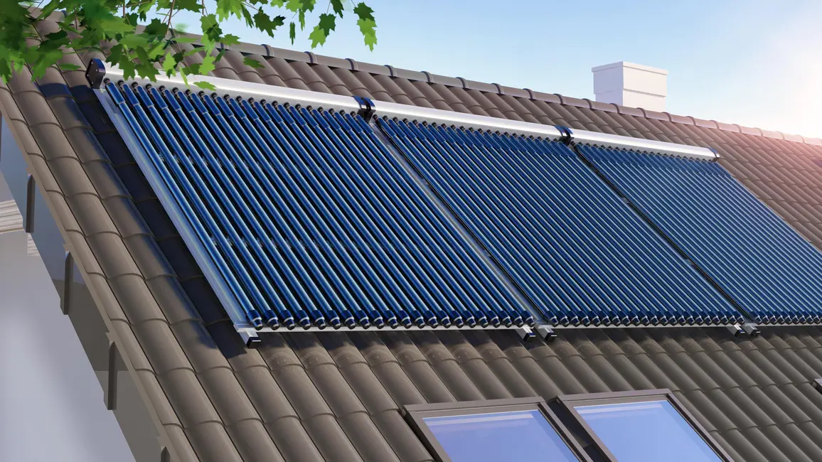 Solarthermie Röhrenkollektoren auf Hausdach — Haustechnik Frey Langenau